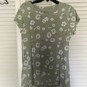 Light sage daisy tee